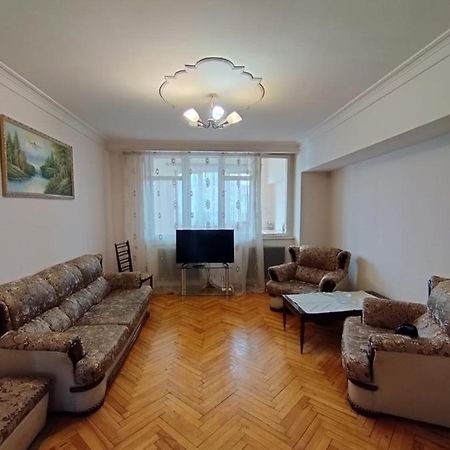 דירות יירבאן Large Apt Near Republic Square מראה חיצוני תמונה