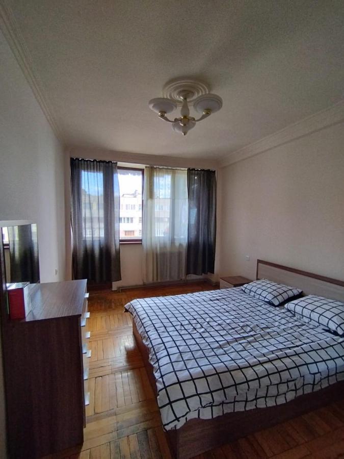 דירות יירבאן Large Apt Near Republic Square מראה חיצוני תמונה